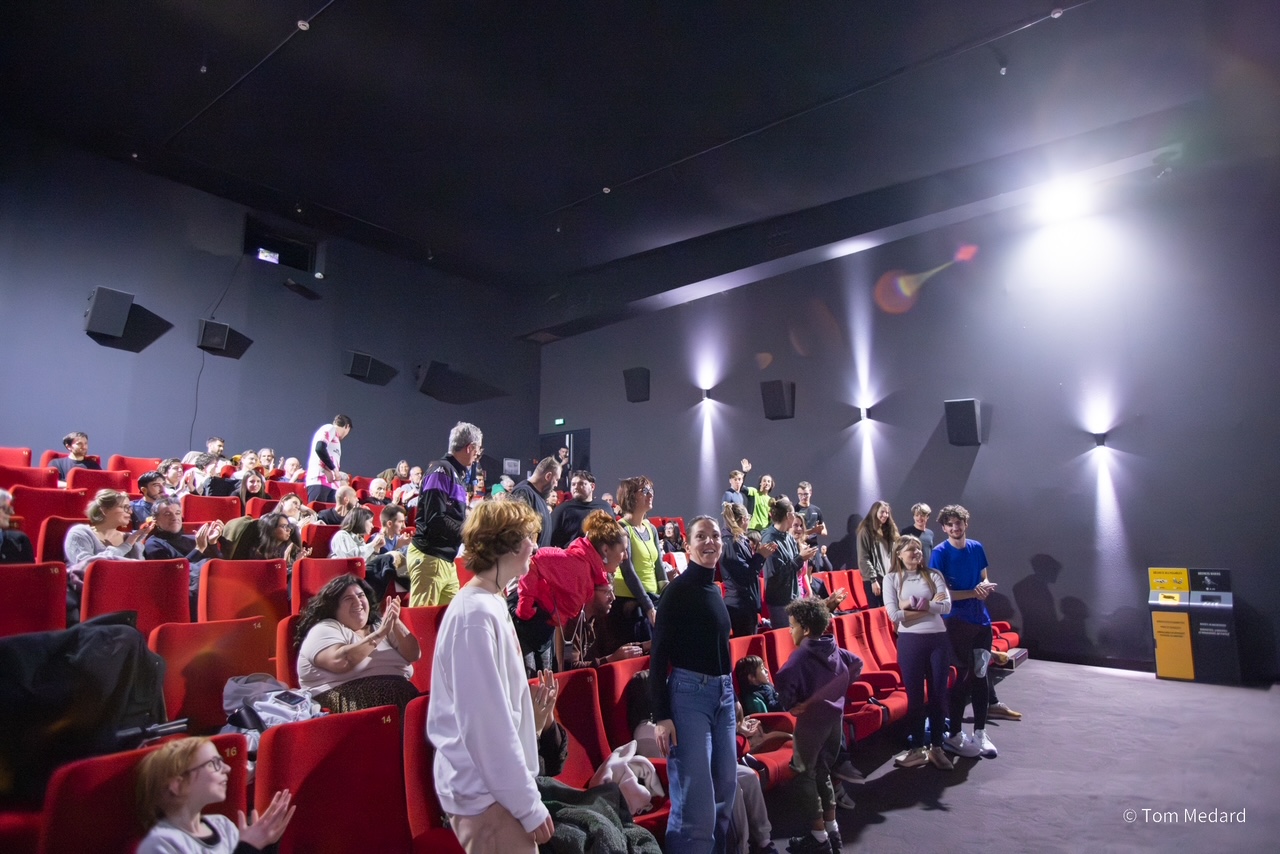Le public debout qui applaudit dans la salle du Pathé Aubière, le 4 décembre 2025